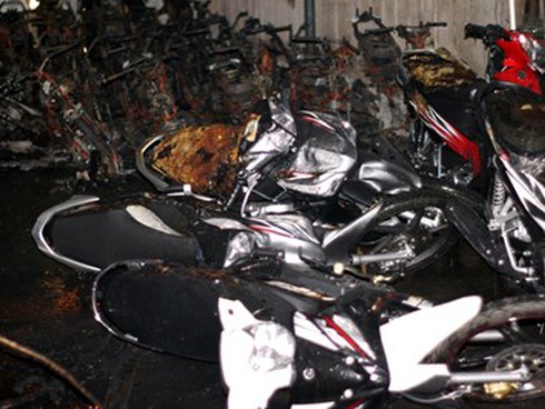 Cháy cửa hàng, hơn 20 xe máy đời mới bị thiêu rụi - ảnh 1