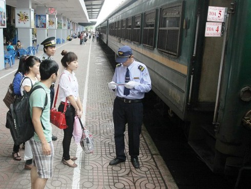 Lỗ 90 tỷ đồng, dừng chạy 5 đôi tàu khách địa phương - ảnh 1