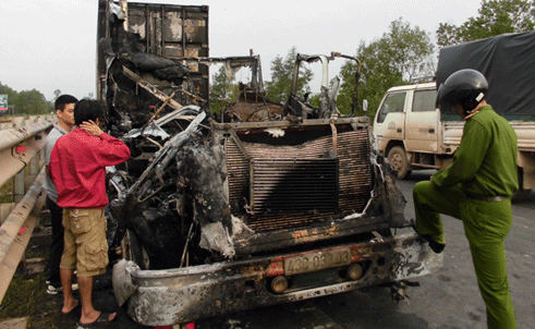 Container phát nổ, tài xế thoát hiểm trong gang tấc - ảnh 1