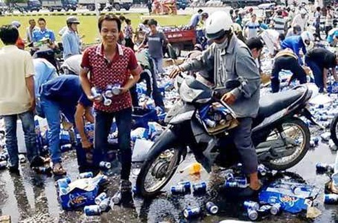 Vụ dân hôi bia: Lập hội ủng hộ tiền cho lái xe - ảnh 1