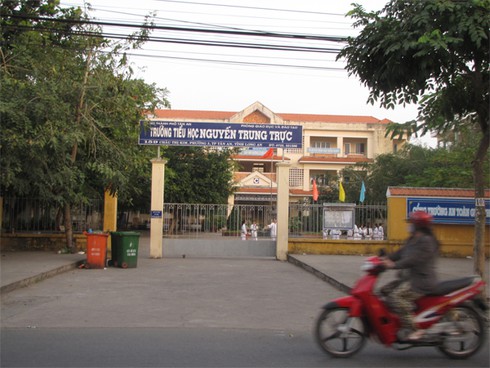 Sau bữa ăn trưa, 73 học sinh nhập viện - ảnh 1