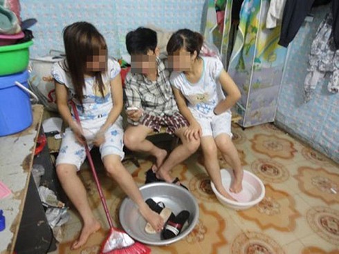 Khi bạn cùng phòng đưa người yêu về ngủ cùng - ảnh 1