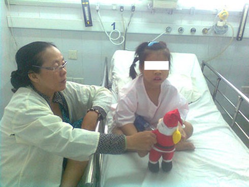 Nhầm thuốc là kẹo, bé gái hôn mê - ảnh 1