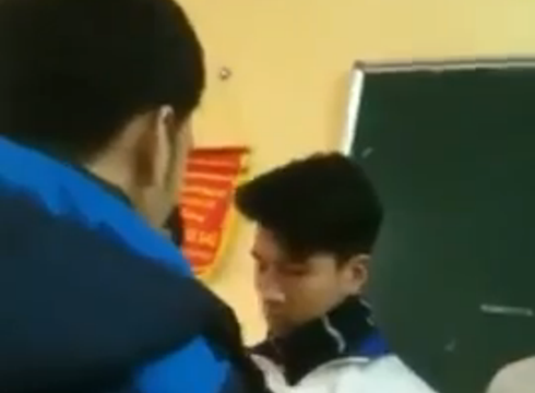 Đình chỉ thầy giáo tát học sinh trên lớp - ảnh 1