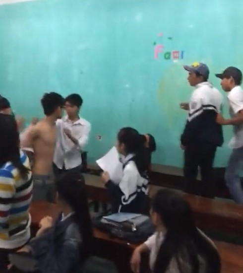 Thêm một clip 3 nam sinh đánh bạn nữ trong lớp - ảnh 1