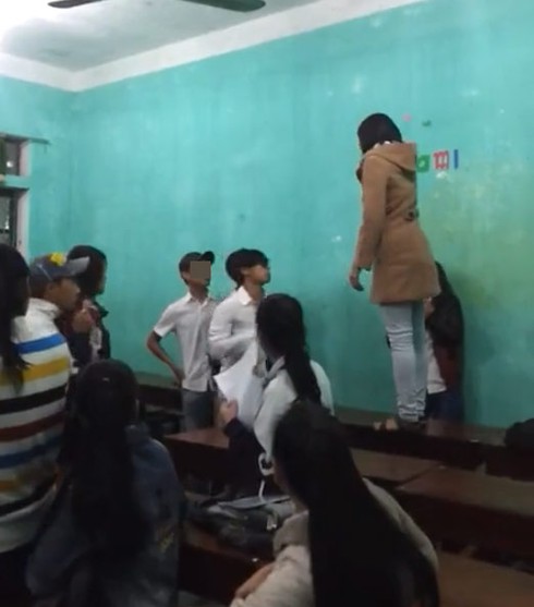 Thêm một clip 3 nam sinh đánh bạn nữ trong lớp - ảnh 2