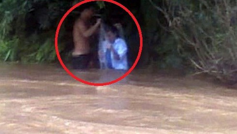 Cô giáo chui túi nilon qua suối: Bộ GD&ĐT lên tiếng - ảnh 1