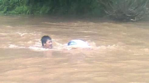 Cô giáo kể lại thời khắc chui túi nilon qua suối dữ - ảnh 1