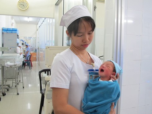 Một sản phụ đẻ rớt tại công viên, bé trai 2,9kg - ảnh 1
