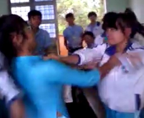 Buộc thôi học có thời hạn nữ sinh đánh bạn - ảnh 2