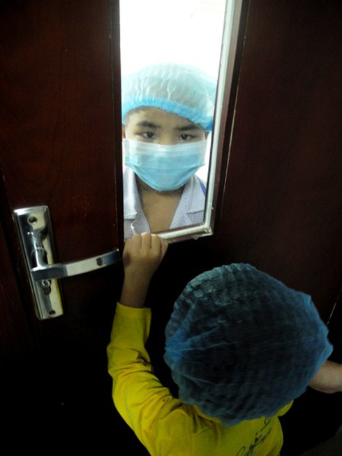 Bé gái 5 tuổi hiến tủy cứu sống chị ruột: Giây phút gặp lại - ảnh 1