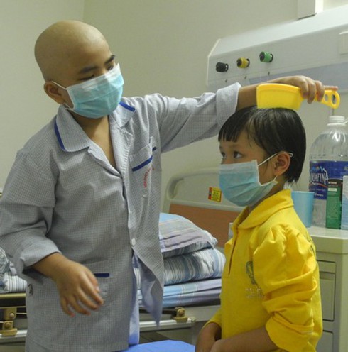 Bé gái 5 tuổi hiến tủy cứu sống chị ruột: Giây phút gặp lại - ảnh 4