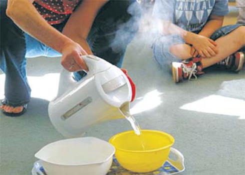 Bé 2 tuổi tử vong do uống phải nước vừa sôi - ảnh 1