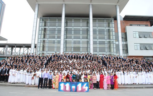 Nữ sinh trường Ams xinh lung linh trong ngày hội áo dài - ảnh 1