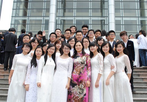 Nữ sinh trường Ams xinh lung linh trong ngày hội áo dài - ảnh 14