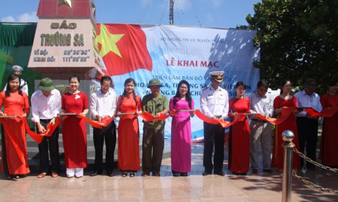 Triển lãm 120 tư liệu quý hiếm về chủ quyền biển đảo tại Trường Sa - ảnh 1