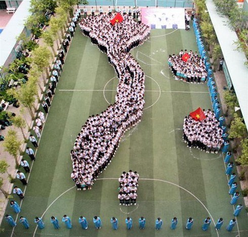 Xếp hình Tổ quốc hướng về Biển Đông trong lễ chào cờ - ảnh 1