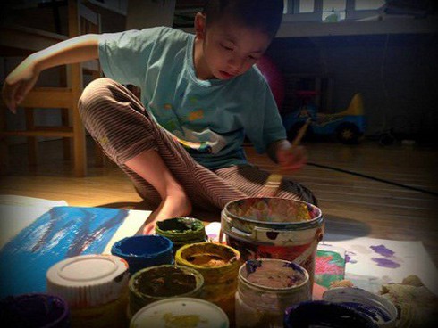 Chuyện về cậu bé tự kỷ yêu hội họa: Đừng vá víu những lỗ thủng - ảnh 1