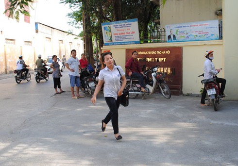 Thi tốt nghiệp THPT 2014: Sát giờ phát đề mới vội vàng chạy tới - ảnh 1