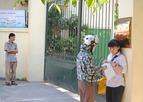 Thi tốt nghiệp THPT 2014: Sát giờ phát đề mới vội vàng chạy tới - ảnh 4