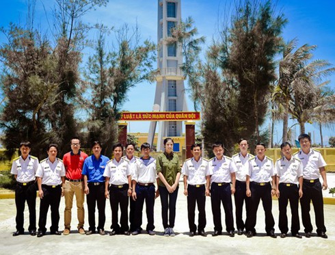 Hoa hậu Ngọc Hân thăm ngư dân đảo Lý Sơn - ảnh 11