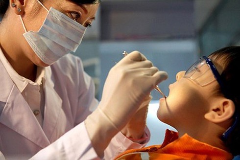 Hóc xương: Càng cuống càng đau - ảnh 1