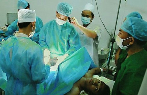 Trường Sa Lớn: Mổ trực tuyến cứu bệnh nhân bị viêm ruột thừa cấp - ảnh 1