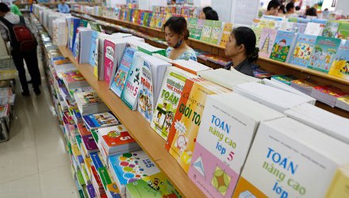 Bộ GD&ĐT nên “buông” sách giáo khoa? - ảnh 1
