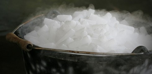 Đá lạnh làm từ CO2 nửa ngày không tan - ảnh 1