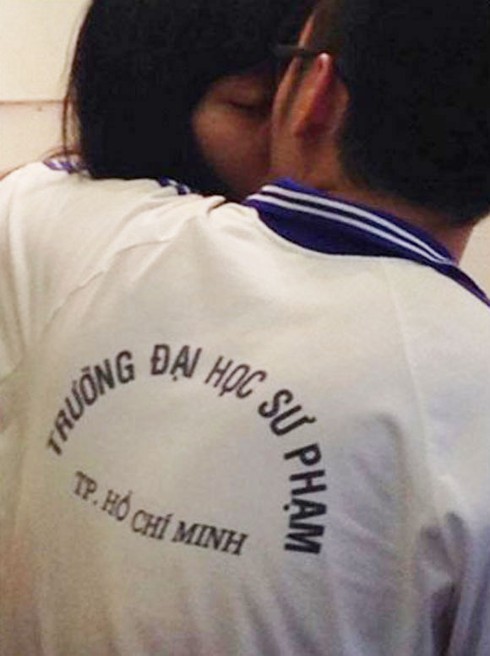 Cư dân mạng chỉ trích cảnh SV sư phạm tình tứ chốn đông người - ảnh 1