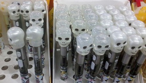 Đồ dùng học tập phản giáo dục bày bán nhan nhản - ảnh 1