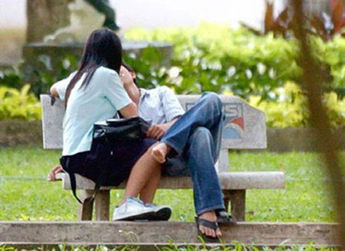 Con “yêu” sớm: Sao bố mẹ không chịu tin? - ảnh 1