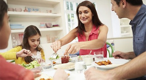 10 thói quen gây hại cho hệ tiêu hóa sau bữa ăn tối - ảnh 1