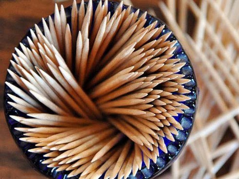 Vừa uống nước vừa ngậm tăm: Trẻ suýt thủng ruột - ảnh 1