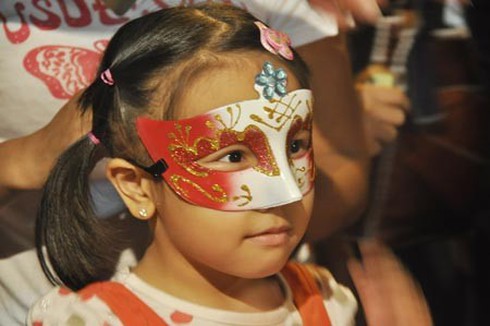 Mặt nạ Trung thu ảnh hưởng tới cơ quan sinh sản bé gái - ảnh 1