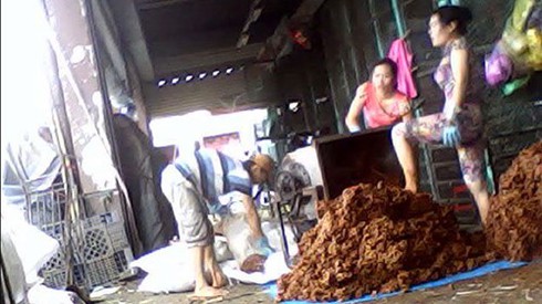 Làm me... bằng chân cực bẩn - ảnh 3