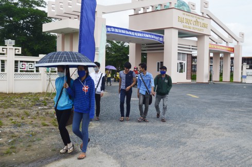 Lệnh cấm sinh viên mặc quần jeans bất thành - ảnh 1