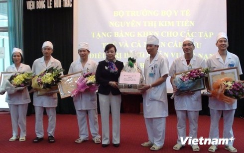 Khen thưởng y bác sỹ cứu người sống sót trong vụ trực thăng rơi - ảnh 2