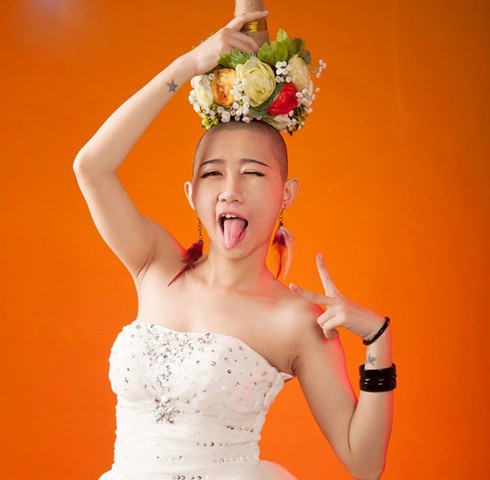 Tiết lộ về cuộc sống của 9X xinh đẹp cạo trọc đầu - ảnh 1