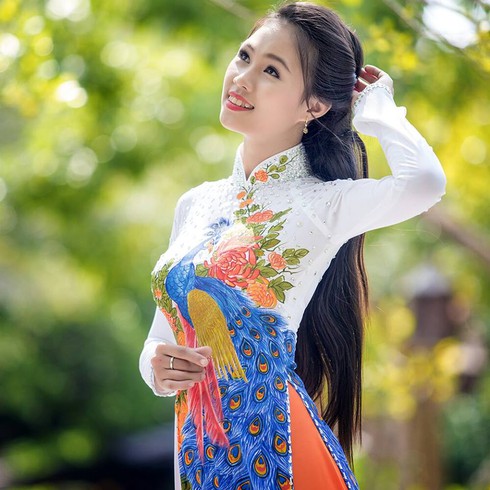 Nữ sinh phát bánh ven đường trở thành hoa khôi - ảnh 1