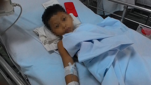 Nghi vấn bị mẹ tiêm thuốc, hai anh em ruột nguy kịch - ảnh 1