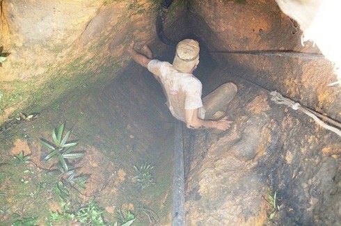 Sập hầm vàng, 2 người bị chôn vùi - ảnh 1