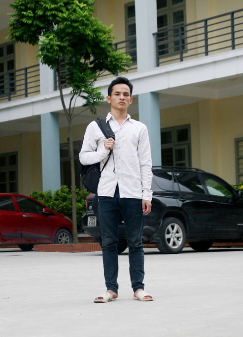 Chàng trai duy nhất ở làng 'điểm chỉ' vào đại học - ảnh 1