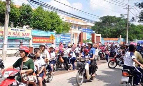 Sau vụ cô giáo tự tử, cả hiệu trưởng và giáo viên bị thuyên chuyển - ảnh 1