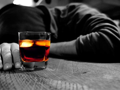 Uống nhiều rượu ngày Tết: Nguy cơ chảy máu dạ dày - ảnh 1