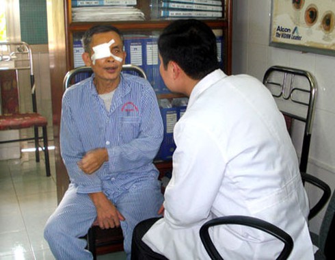 Mù mắt vì chơi thể thao trong những ngày Tết - ảnh 1