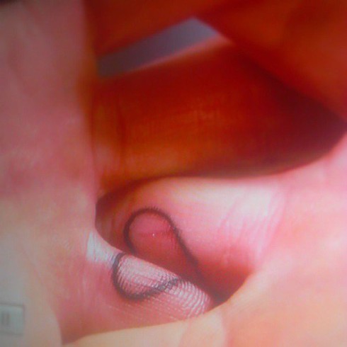 Những hình xăm ngón tay thay nhẫn cưới độc đáo - ảnh 3