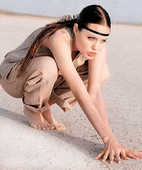 Lộ ảnh 'hoang dại', gợi cảm tuổi 18 của Angelina Jolie - ảnh 1