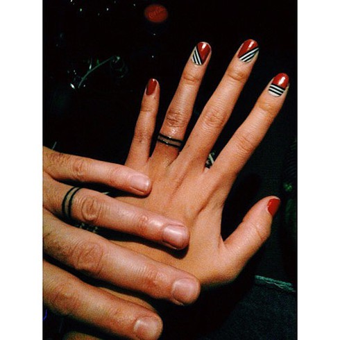 Những hình xăm ngón tay thay nhẫn cưới độc đáo - ảnh 19