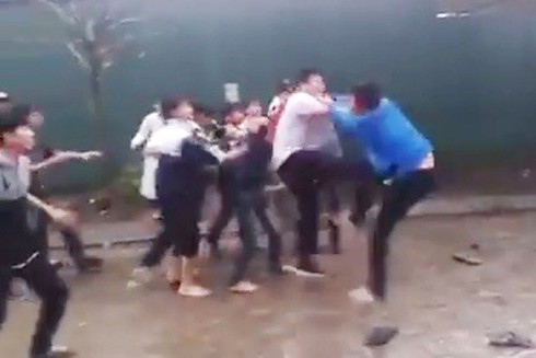 Vụ học sinh ẩu đả tại Bắc Từ Liêm: Cả hiệu trưởng và HS cùng bị kỷ luật - ảnh 1
